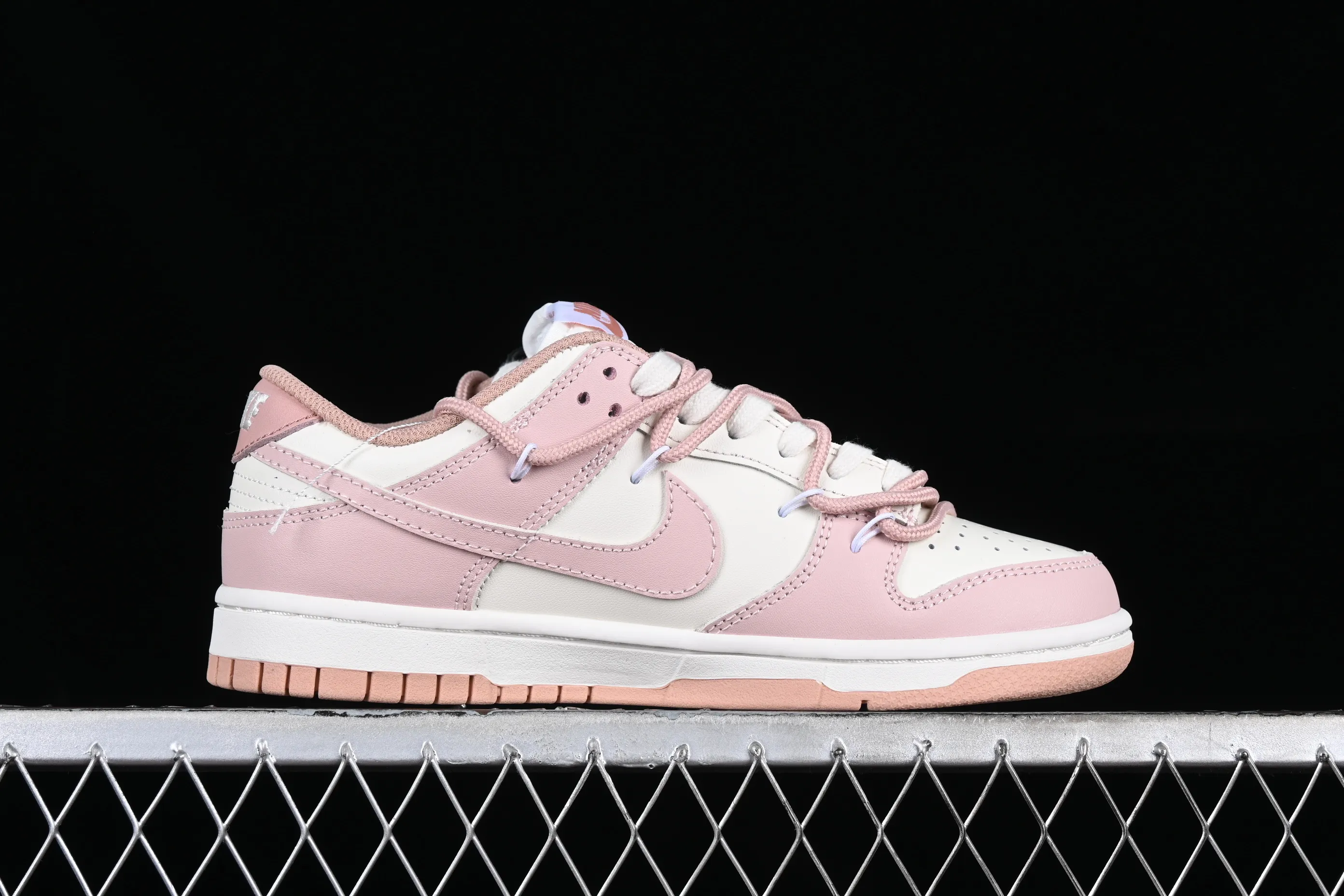 All categories Nk SB Dunk series Nk SB Dunk Low low-top sneakers Nk Dunk Low Spd berry carved rose pink retro sweetheart retro college style SB strap low-top casual sneakers DD1503-118